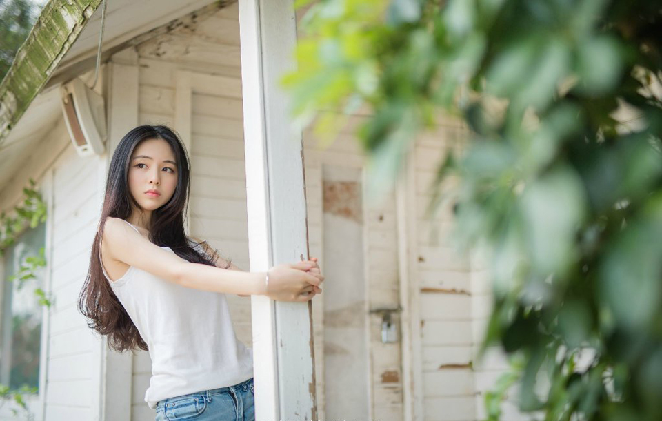 “过了这个年关，小弟也将十一岁了，古有甘罗十二岁拜相，父亲说，我也是该出来历练一番，因此将我派来蜀中，向士元兄还有孝直兄学些东西。”虽然还不满十一岁，但继承了吕布和貂蝉优质的基因，吕征如今身高已有六尺，站在庞统身边，比庞统还要高了几分，唇红齿白，眉宇间与吕布极像，却少了几分那股张狂霸气，多了几分儒雅，顾盼间，神光闪烁，令人不觉间心生敬畏。